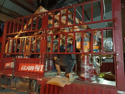 Dois manipuladores para derramamento estão sendo carregados